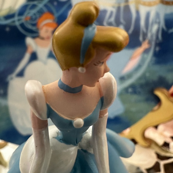 Disney Cinderella’s Dance Heirloom Music Box Collection - Picture 11 of 17